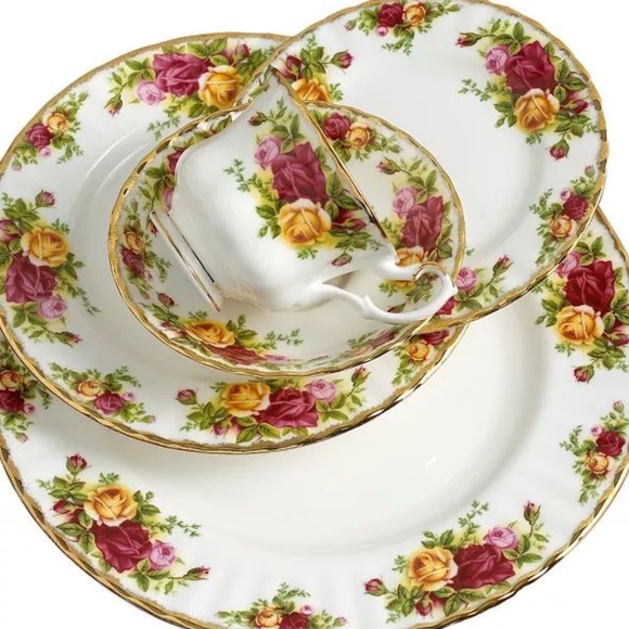 Old Country Roses - Place Setting for 8 plus - Picture 1 of 2